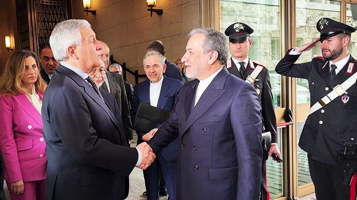 Bộ trưởng Ngoại giao Iran Abbas Araqchi (phải) gặp người đồng cấp Italy trước vòng đàm phán với Mỹ. Ảnh: AFP