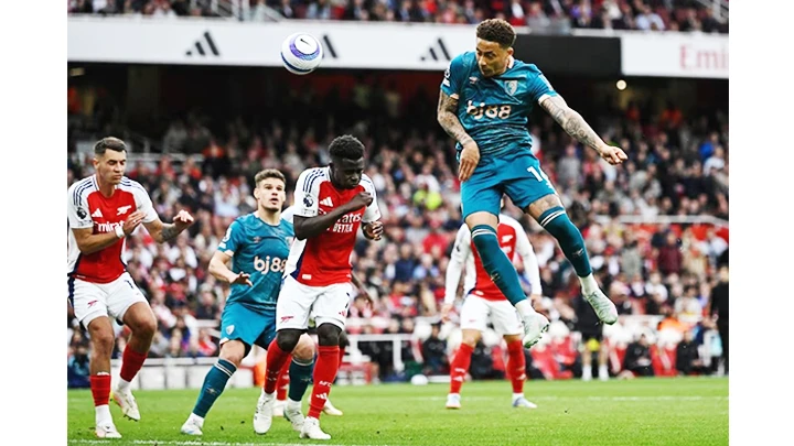 Arsenal (quần trắng) liên tục để thua từ tình huống cố định, thứ vốn là vũ khí lợi hại nhất của họ.