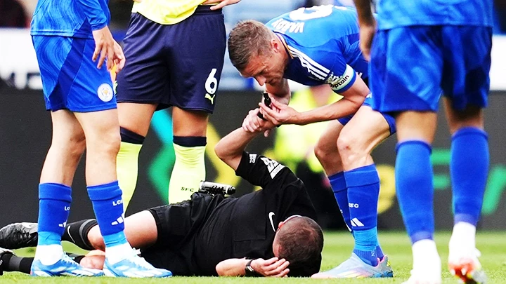 Vardy “vừa đá bóng vừa thổi còi”