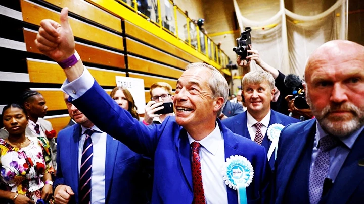 Lãnh đạo đảng Cải cách Vương quốc Anh Nigel Farage vui mừng khi giành thắng lợi lớn. Ảnh: CNN