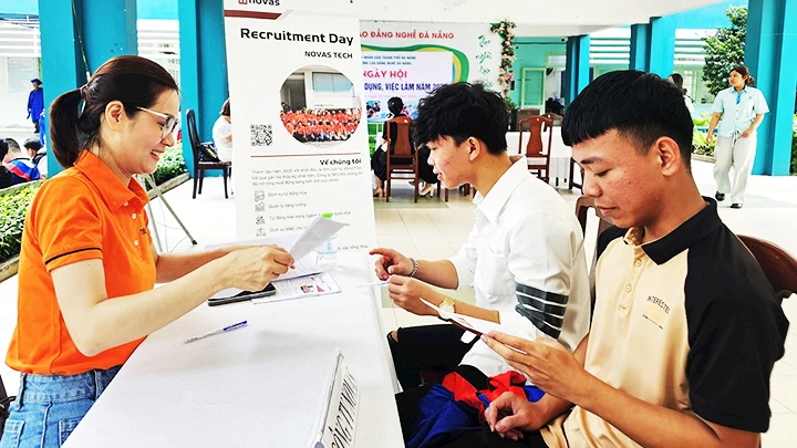 Doanh nghiệp tham gia tuyển dụng tại ngày hội việc làm.