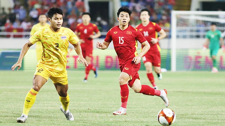 U22 Việt Nam (phải) sẽ dựa hoàn toàn vào cầu thủ trẻ tại SEA Games 33. Ảnh: LÊ MINH