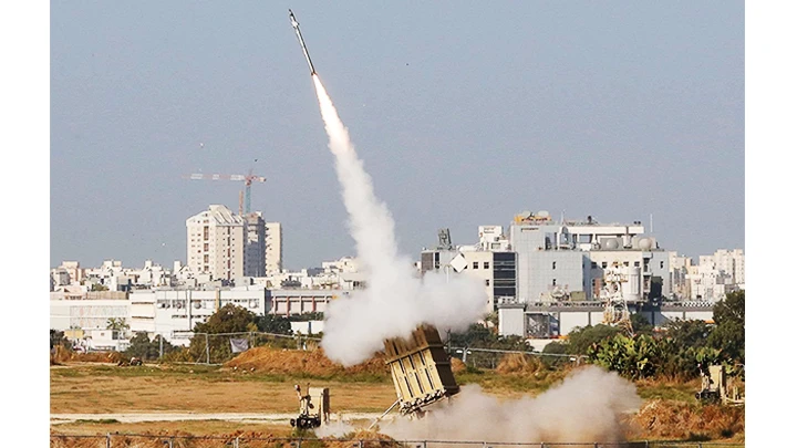 Hệ thống đánh chặn Vòm sắt của Israel không ngăn được tên lửa của Houthi. Ảnh: CNN