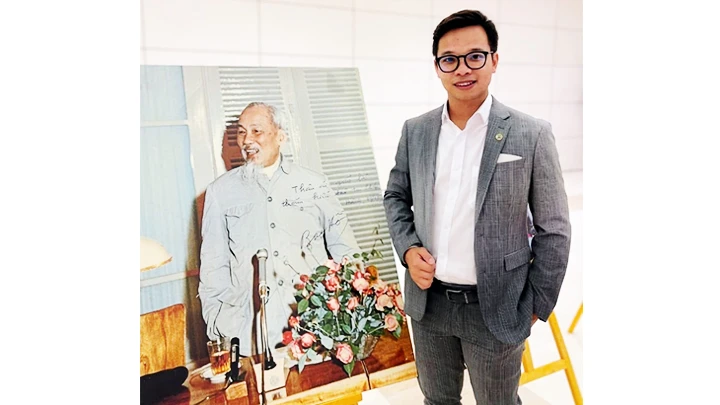 PGS, TS Trần Lê Hưng bên ảnh Bác trong Hội nghị người Việt Nam ở nước ngoài toàn thế giới lần thứ IV, năm 2024.