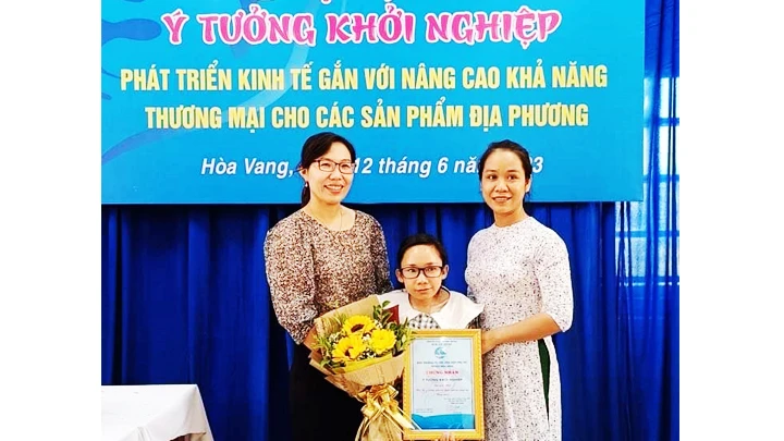 Chị Láng nhận giải thưởng cao nhất tại hội thi ý tưởng khởi nghiệp huyện Hòa Vang năm 2023.