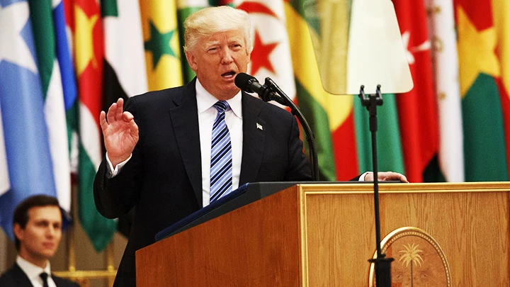 Tổng thống Mỹ Donald Trump tuyên bố dỡ bỏ trừng phạt Syria tại Riyadh. Ảnh: AP