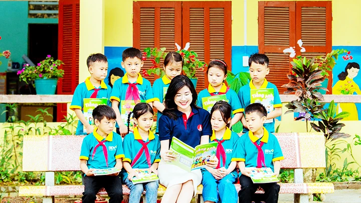 Cô và trò cùng hứng thú với những trang sách tiếng Anh.