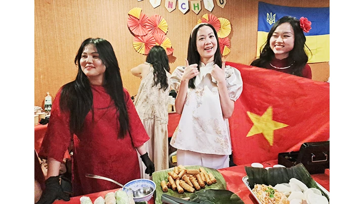Sắc màu Việt Nam đã được các bạn trẻ thể hiện cuốn hút tại lễ hội ẩm thực.