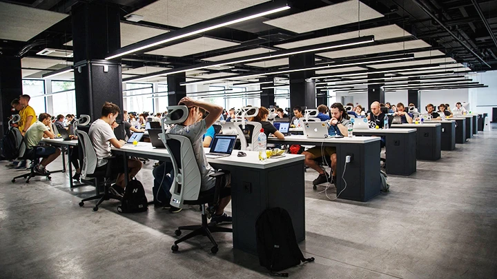 Ngày càng nhiều người lao động làm việc trên nền tảng số. Ảnh: GETTYIMAGES