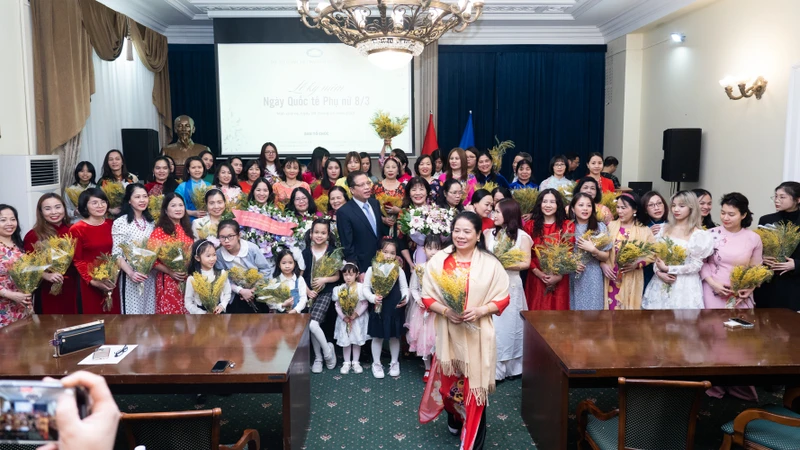 Đại sứ Đặng Minh Khôi chụp ảnh lưu niệm cùng các cán bộ, nhân viên, phu nhân thành viên Đại sứ quán, đại diện cộng đồng. (Ảnh: THANH THỂ)