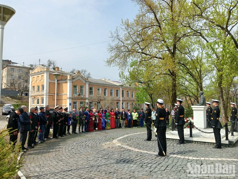 Dâng hoa tại tượng đài Chủ tịch Hồ Chí Minh ở TP Vladivostok. 