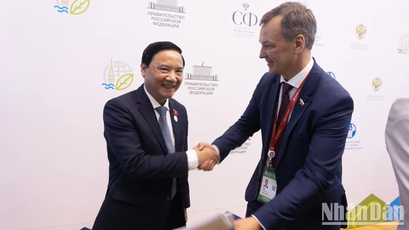 Phó Chủ tịch Quốc hội Nguyễn Khắc Định gặp ông Andrey Yatskin, Phó Chủ tịch thứ nhất Hội đồng Liên bang (Thượng viện) Nga bên lề Đại hội. (Ảnh: THANH THỂ) 