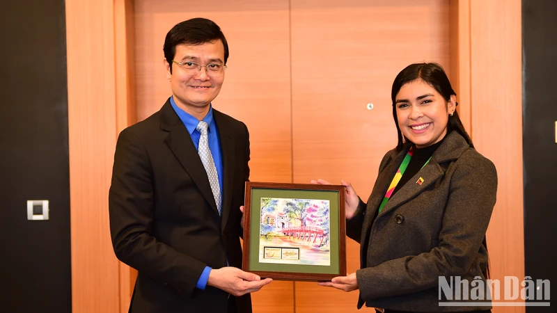 Bí thư thứ nhất Trung ương Đoàn Bùi Quang Huy tặng quà Bí thư thứ nhất Trung ương Đoàn Thanh niên xã hội chủ nghĩa thống nhất Venezuela Grecia Elymar Colmenares Santander. Ảnh: THANH THỂ