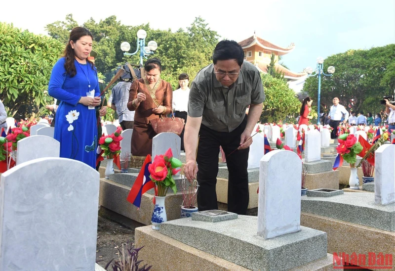 Thủ tướng Phạm Minh Chính và đoàn công tác đến dâng hương, dâng hoa tưởng niệm các Anh hùng, liệt sĩ tại Nghĩa trang liệt sĩ quốc tế Việt-Lào ở thị trấn Anh Sơn, huyện Anh Sơn, Nghệ An. (Ảnh: TRẦN HẢI)