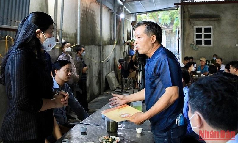 Trao hỗ trợ tới đại diện gia đình có ba người thân mất trong vụ cháy.
