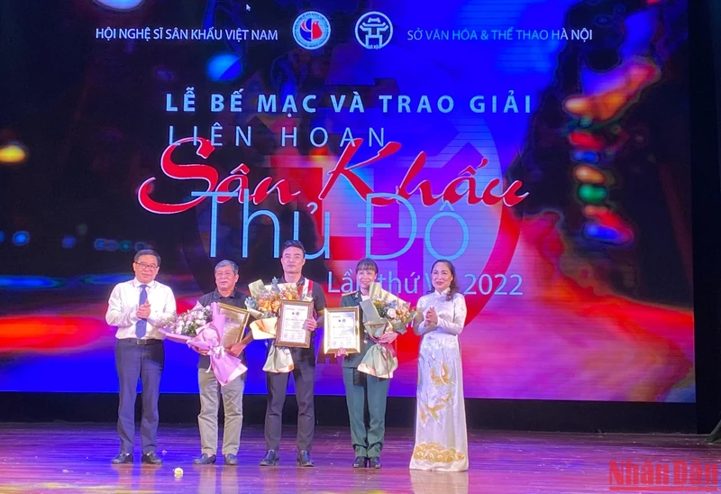 Ban Tổ chức trao Huy chương Vàng vở diễn cho đại diện ba đơn vị nghệ thuật.