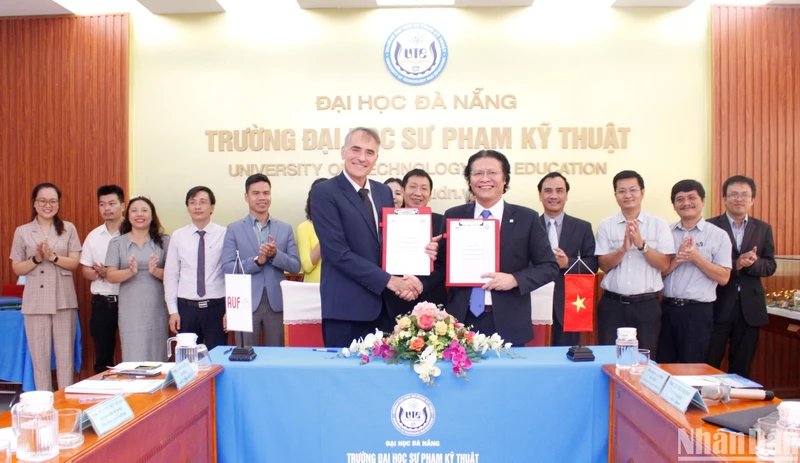 Trung tâm Hướng nghiệp Pháp ngữ (CEF) thuộc Tổ chức Đại học Pháp ngữ (AUF) được đặt tại Trường Đại học Sư phạm Kỹ thuật Đà Nẵng (Đại học Đà Nẵng).