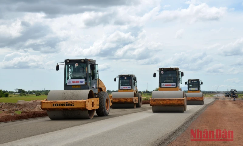 Nhà thầu Gói XL-04 cao tốc đoạn Vĩnh Hảo-Phan Thiết tập trung tối đa nguồn lực, bổ sung máy móc, thiết bị thi công nền, móng mặt đường cao tốc.