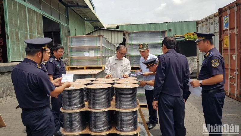 Lực lượng Hải quan Thành phố Hồ Chí Minh kiểm tra hàng hóa tại Cảng Cát Lái (thành phố Thủ Đức, Thành phố Hồ Chí Minh).