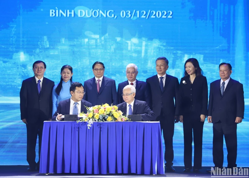 Trước sự chứng kiến của Thủ tướng Phạm Minh Chính và các đại biểu, Cục Phát triển thị trường và doanh nghiệp khoa học và công nghệ và Tổng công ty Becamex IDC ký kết thỏa thuận hợp tác phát triển hệ sinh thái khởi nghiệp đổi mới sáng tạo và hỗ trợ chuyển đổi số công nghiệp. 