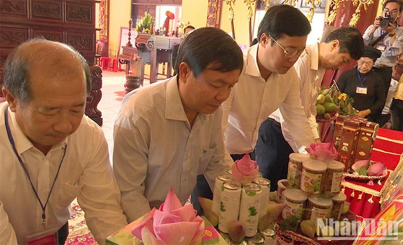 Ủy viên Trung ương Đảng, Bí thư Tỉnh ủy Đồng Tháp Lê Quốc Phong và các đồng chí lãnh đạo tỉnh dâng lễ vật viếng Thiên hộ Dương, Đốc binh Kiều. (Ảnh: HỮU NGHĨA)