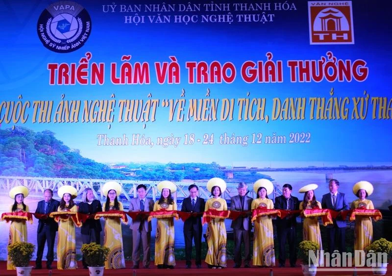 Lễ cắt băng khai trương triển lãm ảnh nghệ thuật “Về miền Di tích, danh thắng xứ Thanh”.