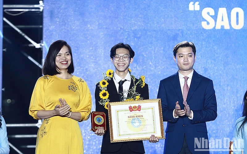 Bí thư Trung ương Đoàn, Chủ tịch Hội Sinh viên Việt Nam Nguyễn Minh Triết (bên phải) cùng đại diện các đơn vị liên quan trao Giải thưởng “Sao tháng Giêng” năm 2022 tặng sinh viên tiêu biểu.