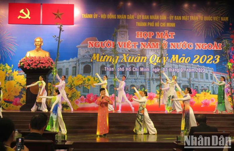Một tiết mục văn nghệ chào mừng tại buổi họp mặt.