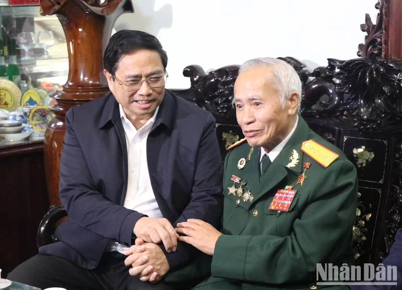 Thủ tướng Phạm Minh Chính cùng đoàn công tác đã đến thăm Đại tá, Anh hùng Lực lượng vũ trang nhân dân Đặng Phi Thưởng.