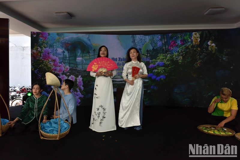 Một tiết mục trình diễn thơ. 