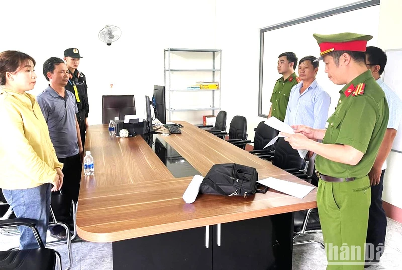 Phòng Cảnh sát Kinh tế Công an tỉnh Đắk Lắk đọc lệnh khám xét nơi làm việc của các đối tượng.