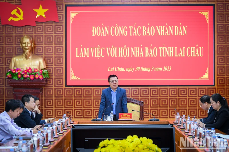 Đoàn công tác Báo Nhân Dân làm việc với Hội Nhà báo, các cơ quan báo chí tỉnh Lai Châu. (Ảnh: THÀNH ĐẠT)