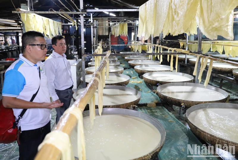 Người dân đang sản xuất tàu hũ ky tại làng nghề. (Ảnh: BÁ DŨNG) 