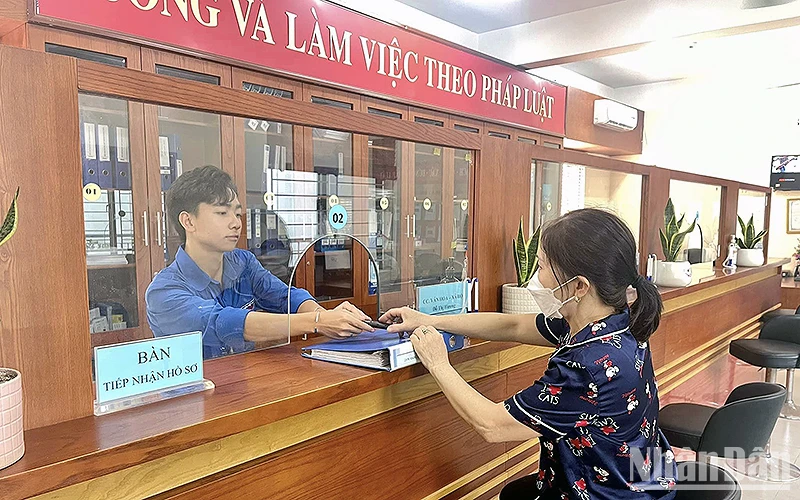 Đoàn viên, thanh niên tình nguyện hỗ trợ người dân xã Dương Xá chuyển đổi số trong giải quyết thủ tục hành chính.