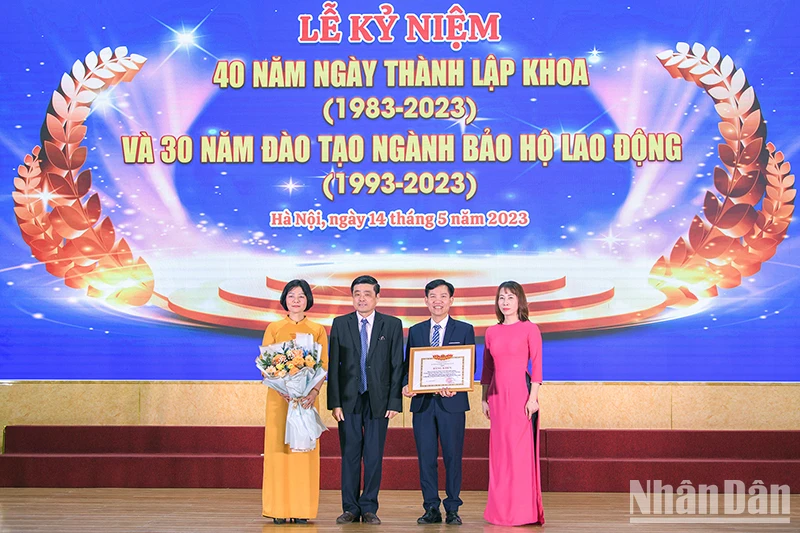 Đại diện Khoa An toàn Lao động và Sức khỏe nghề nghiệp nhận bằng khen của Bộ trưởng Bộ trưởng Lao động Thương binh và Xã hội.