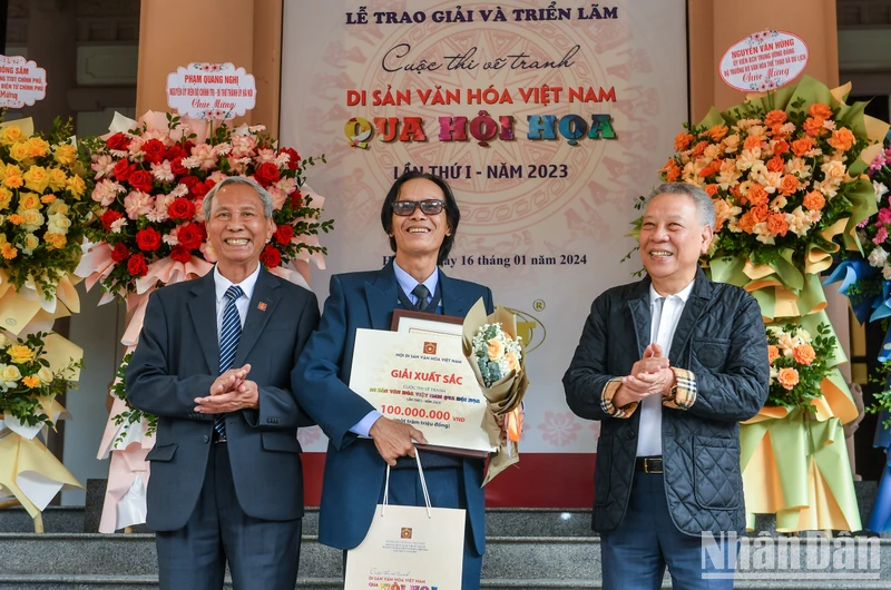Tác giả Lại Lâm Tùng được trao giải xuất sắc. (Ảnh: THÀNH ĐẠT)