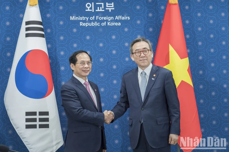 Bộ trưởng Ngoại giao Bùi Thanh Sơn hội đàm với Bộ trưởng Ngoại giao Hàn Quốc Cho Tae-yeol