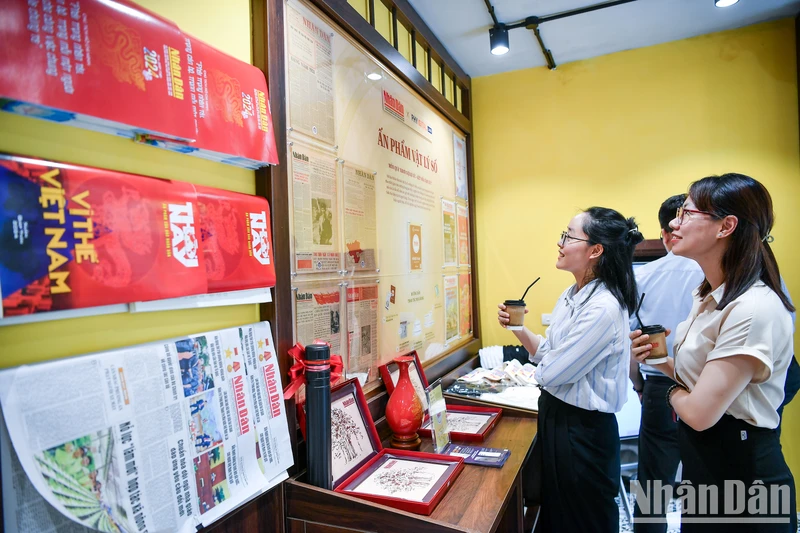 Mô hình quà tặng vật lý số được Báo Nhân Dân tiên phong ứng dụng là sự kết hợp độc đáo giữa báo in truyền thống với công nghệ định danh số Nomion của Phygital Labs.