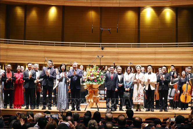 Tổng Bí thư Tô Lâm và Phu nhân cùng Phó Thủ tướng Singapore Heng Swee Keat và phu nhân tặng hoa cho các nghệ sĩ. (Ảnh: Thống Nhất/TTXVN)