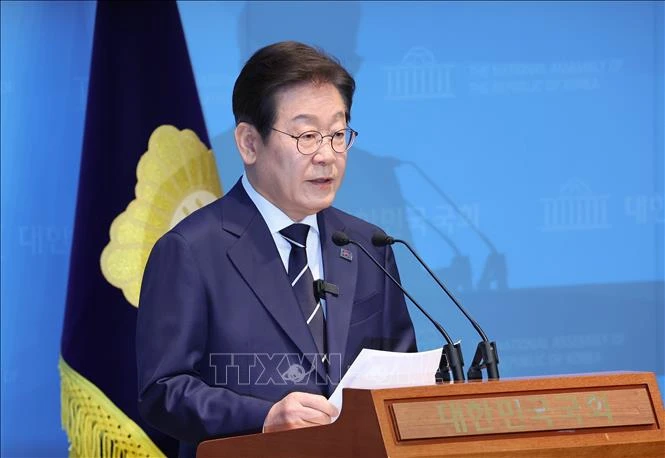 Cựu lãnh đạo đảng Dân chủ (DP) Hàn Quốc Lee Jae Myung phát biểu trong cuộc họp báo tại Seoul ngày 11/4/2025. Ảnh: Yonhap/TTXVN