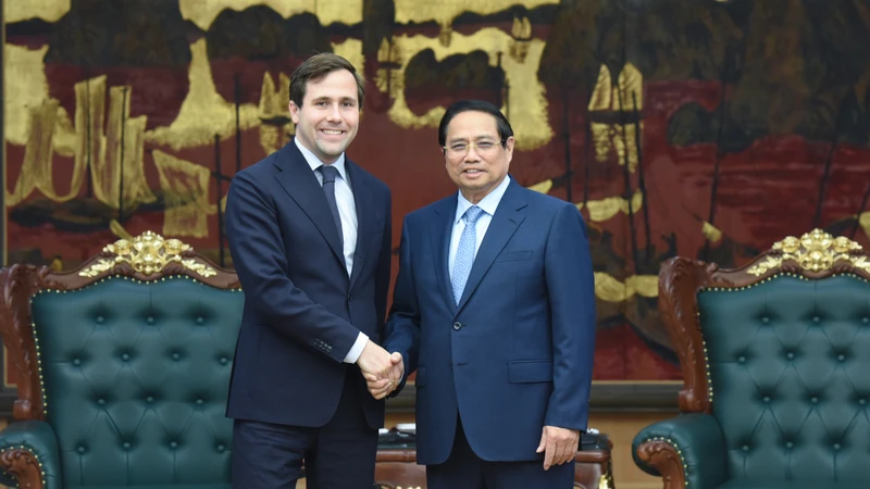 Thủ tướng Phạm Minh Chính và Bộ trưởng Hợp tác phát triển quốc tế và ngoại thương Thụy Điển Benjamin Dousat.