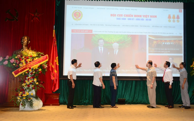 Các đồng chí trong Thường trực Trung ương Hội Cựu chiến binh Việt Nam và các đại biểu nhấn nút khai trương Trang thông tin điện tử tổng hợp Hội Cựu chiến binh Việt Nam.