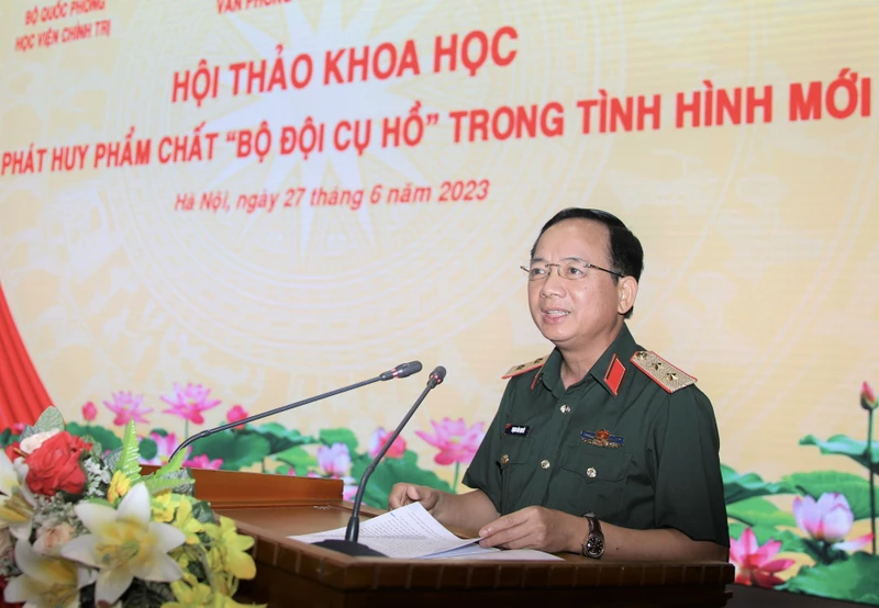 Trung tướng Trịnh Văn Quyết, Phó Chủ nhiệm Tổng cục Chính trị Quân đội nhân dân Việt Nam phát biểu ý kiến tại hội thảo. 
