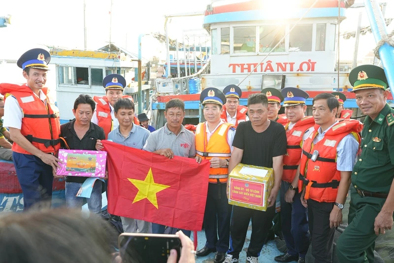 Trung tướng Bùi Quốc Oai, Bí thư Đảng ủy, Chính ủy Cảnh sát biển Việt Nam trao quà, cờ Tổ quốc tặng ngư dân huyện đảo Phú Quý, tỉnh Bình Thuận.