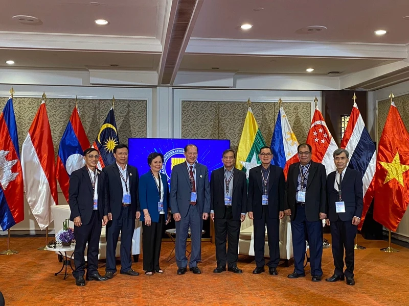 Chủ tịch và 2 Phó Chủ tịch Hội Cựu Chiến binh Philippines đón đoàn đại biểu Hội Cựu Chiến binh Việt Nam.
