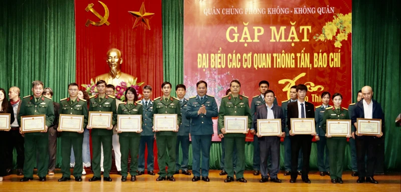 Đại diện lãnh đạo Quân chủng Phòng không-Không quân trao Bằng khen tặng các cá nhân, vì đã có thành tích trong công tác phối hợp tuyên truyền năm 2023. 