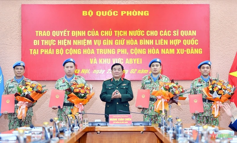 Thượng tướng Hoàng Xuân Chiến thừa ủy quyền của Chủ tịch nước trao Quyết định của Chủ tịch nước cho 4 sĩ quan đi làm nhiệm vụ gìn giữ hòa bình Liên hợp quốc. (Ảnh: Báo Quân đội nhân dân)