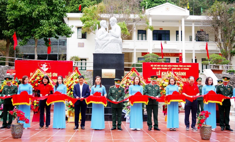 Các đại biểu cắt băng khánh thành Tượng đài “Bác Hồ với chiến sĩ Biên phòng”. 