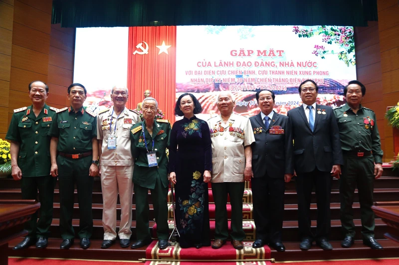 Đồng chí Trương Thị Mai chụp ảnh với Anh hùng La Văn Cầu và các đại biểu. 