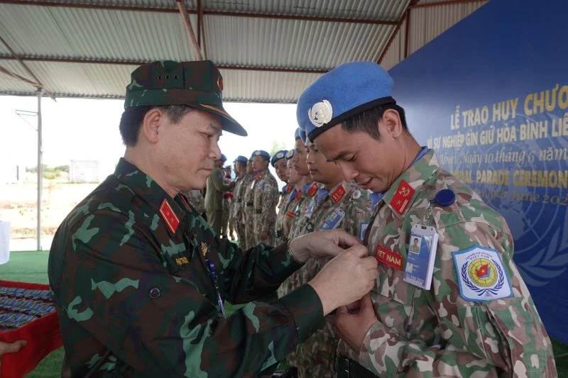 Trung tướng Phạm Trường Sơn trao Huy chương Vì sự nghiệp gìn giữ hòa bình Liên hợp quốc tặng Đội Công binh số 2 của Việt Nam và Tổ Công tác UNISFA đang thực hiện nhiệm vụ tại Phái bộ.